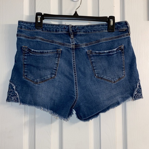 Dear John American Classic Denim Jean Shorts Cut-off Woman’s 31 Floral Appliqué - Picture 6 of 9